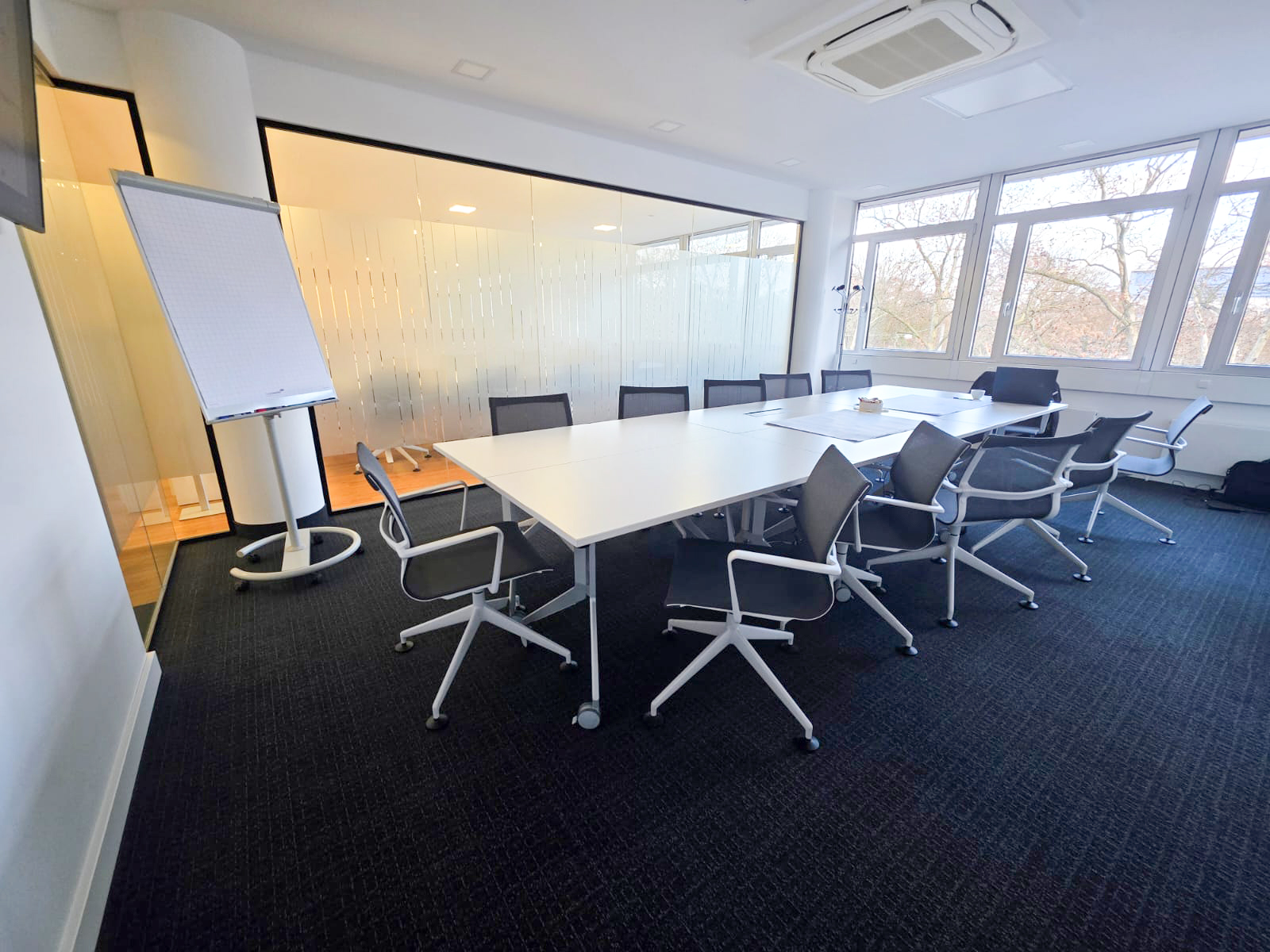 Schulungsraum der BQS-Akademie in Mannheim mit großen Fenstern, Konferenztisch und Whiteboard
